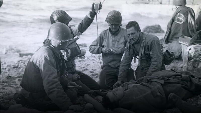 Taking care of a wounded soldier – Bild: Spiegel Geschichte