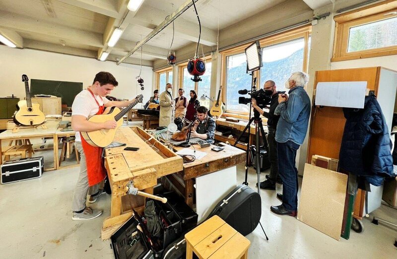 Dreh in der HTL Hallstatt, Abteilung Instrumentenbau. – Bild: ORF/ORF-S/Otmar Schrott Dreh in der HTL Hallstatt, Abteilung Instrumentenbau. – Bild: ORF/ORF-S/Otmar Schrott