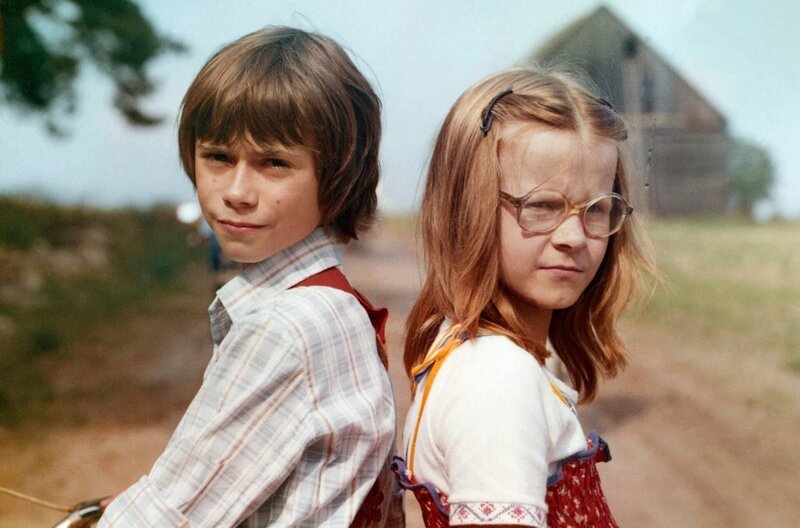 Anne (Jana Mattukat, rechts) freundet sich mit ihrem Klassenkamerad Felix (Maurice Woynowski, links) an. – Bild: MDR/DEFA-Stiftung/Jörg Erkens, Hans-Ullrich Raschke Anne (Jana Mattukat, rechts) freundet sich mit ihrem Klassenkamerad Felix (Maurice Woynowski, links) an. – Bild: MDR/DEFA-Stiftung/Jörg Erkens, Hans-Ullrich Raschke