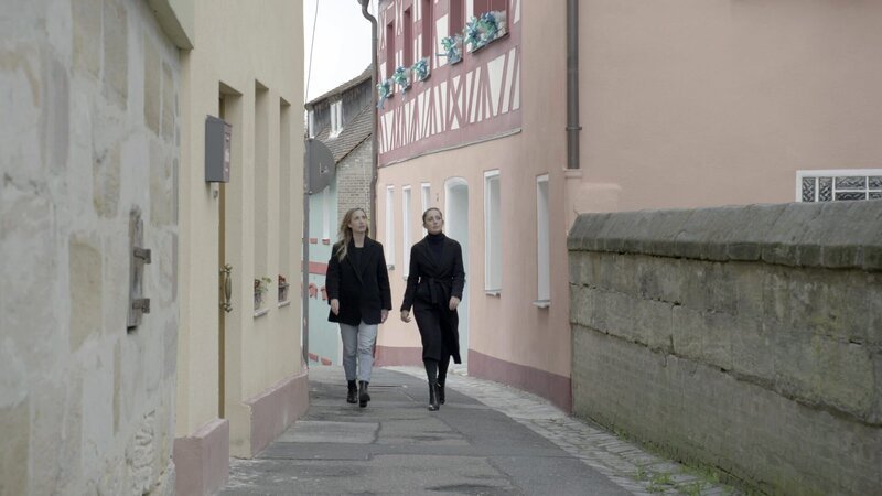 Laura Wohlers (links) und Paulina Krasa (rechts) auf Recherche in Schnaittach. In dem Ort hat Ingo P. im Dezember 2017 seine Eltern ermordet. – Bild: ZDF und Oliver Hans Wolf./​Oliver Hans Wolf