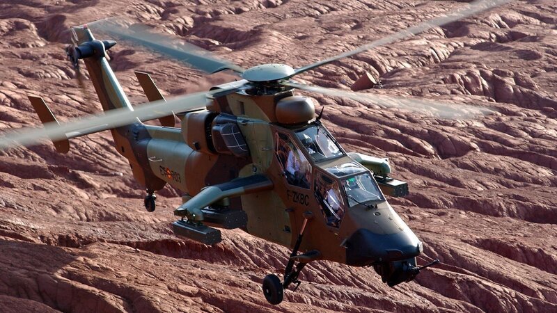 Ausgerüstet mit neuester Elektronik und Aufklärungstechnik können die Piloten des „Tigers“ selbst aus acht Kilometern Entfernung ein Auto-Kennzeichen ablesen. Das macht den Kampfhubschrauber zum „fliegenden Auge“. – Bild: WeltN24 GmbH Ausgerüstet mit neuester Elektronik und Aufklärungstechnik können die Piloten des „Tigers“ selbst aus acht Kilometern Entfernung ein Auto-Kennzeichen ablesen. Das macht den Kampfhubschrauber zum „fliegenden Auge“. – Bild: WeltN24 GmbH