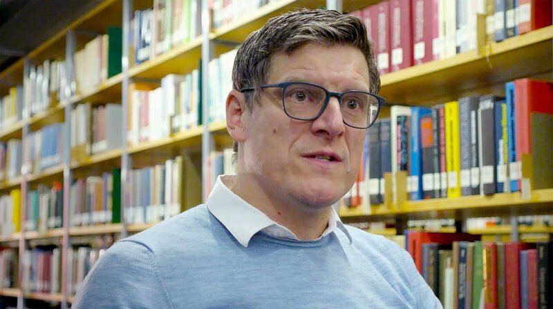 Der Militärhistoriker Peter Lieb hat in Militärarchiven zu den Straftaten der alliierten Soldaten geforscht. – Bild: MDR/​Jürgen Rehberg