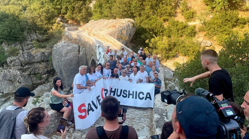 Protest an der Sushitza: Aus dem noch ursprünglichen Fluss soll jetzt Wasser für die Touristenhochburgen an der Küste abgeleitet werden. Und eine ganze Region bangt jetzt um ihr Wasser. – Bild: WDR/​Marko Rösseler