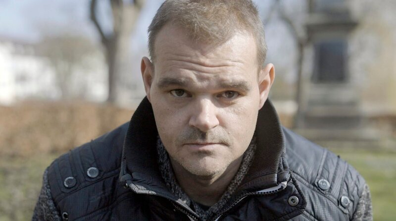 Matthias Eisenhofer gesteht einen brutalen Mord und gibt an, den Vater seiner Freundin erschlagen, zerteilt und den Hunden zum Fraß vorgeworfen zu haben. – Bild: SWR