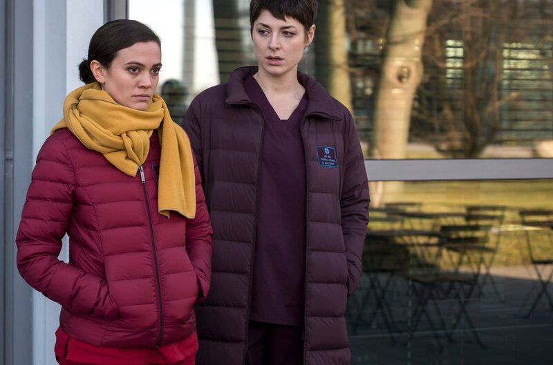 Theresa (Katharina Nesytowa, r.) und Rebecca (Milena Straube, l.) müssen gemeinsam die vergangene OP verarbeiten. Die junge Patientin Cleo ist ihnen auf dem OP-Tisch überraschend verstorben. – Bild: ARD/​Jens Ulrich Koch