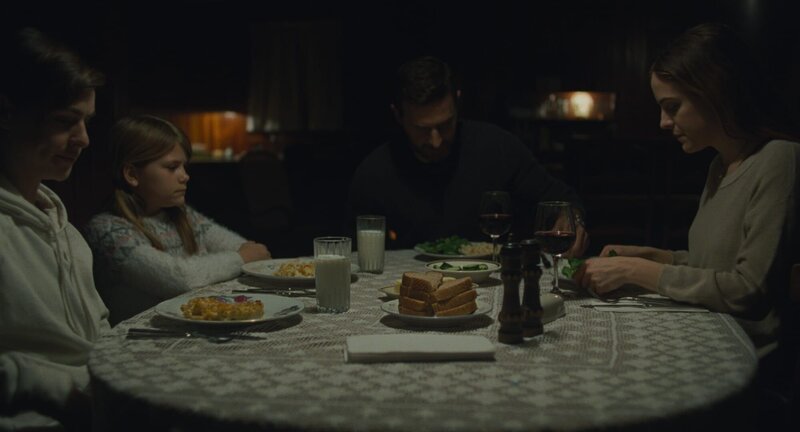 (v.l.n.r.) Aiden Hall (Jaeden Martell); Mia Hall (Lia McHugh); Richard Hall (Richard Armitage); Grace (Riley Keough) – Bild: 2019 Lodge Distribution, LLC. All Rights Reserved. Lizenzbild frei (v.l.n.r.) Aiden Hall (Jaeden Martell); Mia Hall (Lia McHugh); Richard Hall (Richard Armitage); Grace (Riley Keough) – Bild: 2019 Lodge Distribution, LLC. All Rights Reserved. Lizenzbild frei