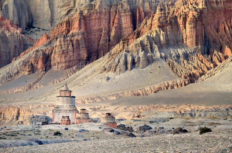 Rings um die Felder im tibetanischen Hochland stehen zahllose sogenannte Tschorten. Die buddhistischen Kultbauten sollen vor Unheil schützen: vor Bergstürzen, Gletscherfluten, Erdbeben, Lawinen und Dürre. – Bild: phoenix/​ZDF/​Klaus Feichtenberger