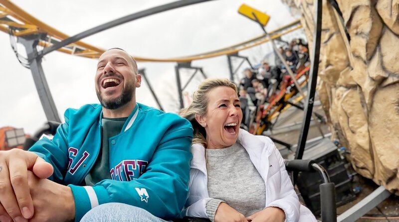 Eine Achterbahn-Fahrt ist einer der Höhepunkte bei einem Kirmesbesuch. – Bild: WDR/​Arne Wolter