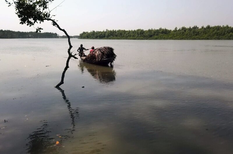 Bevor sie sich in einen der größten Mangrovenwälder der Welt wagen, bitten die Fischer und Honigsammler in Bangladesch die Göttin Bonbibi um Schutz. – Bild: Elephant Doc /​ © Elephant Doc