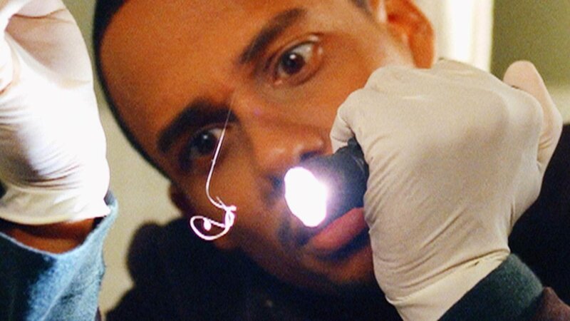 In der Wohnung der Toten findet Dr. Sheldon Hawkes (Hill Harper) ein Haar. Gehört es dem Mörder? – Bild: RTL /​ CBS