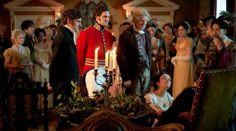 v.l.n.r. Bute Crawley (Mathew Baynton), Rawdon Crawley (Tom Bateman), Sir Pitt Crawley (Martin Clunes) und Becky Sharp (Olivia Cooke). – Bild: WDR/​Mammoth Screen Limited/​ITV