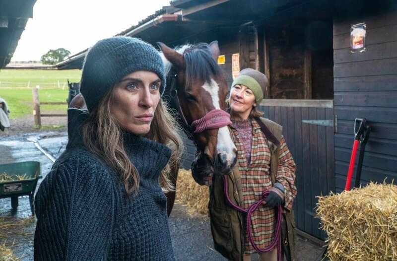 Stella Tomlinson (Vicky McClure, l.); Jessie Cole (Dorothy Atkinson, r.) – Bild: 2022 LBM Redemption Limited /​ Mark Bourdillon Lizenzbild frei