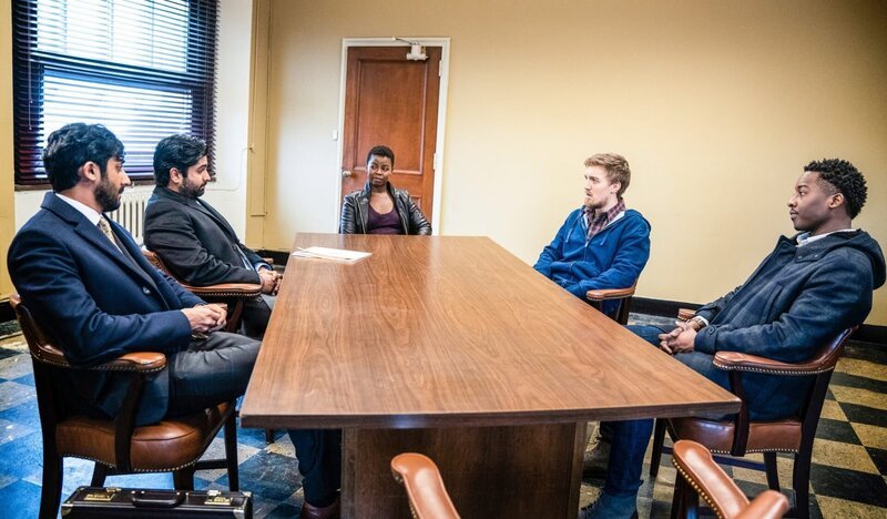 (v.li.): Vinny Chhibber (Sameer Patel), Vandit Bhatt (Jai), Erica Tazel (Bonnie), Keenan Jolliff (Russell), Brandon Micheal Hall (Miles Finer). – Bild: ORF/​PRO7/​Warner/​CBS/​Peter Kramer