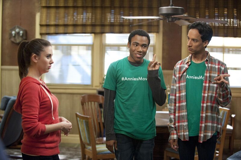 Langsam kommen Annie (Alison Brie, l.) Zweifeln: Ist es wirklich eine gute Idee, zu den beiden Kindsköpfen Troy (Danny Glover, M.) und Abed (Danny Pudi, r.) zu ziehen? – Bild: Sony Pictures Television Inc. All Rights Reserved. Lizenzbild frei