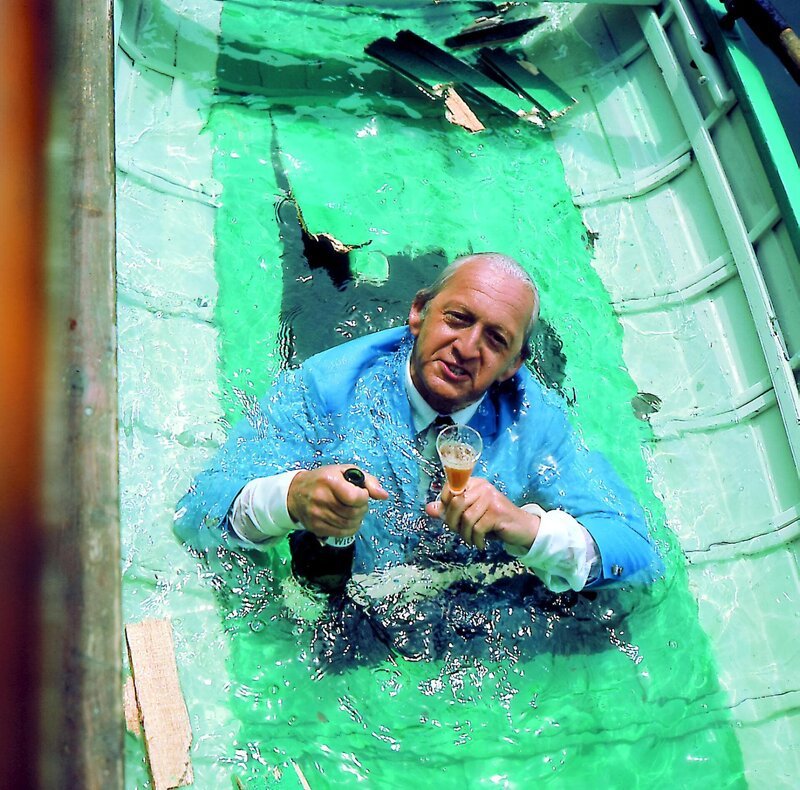 Poldis (Gunther Philipp) Rendezvous enden immer sehr feucht. Doch er lässt sich nicht entmutigen. Das Wasser bis zum Hals stehend, macht er Frau Himmelreich (nicht im Bild) einen Heiratsantrag. Gott-sei-Dank ist es diesmal die echte (und nicht Rudi). – Bild: ZDF und Heinz Hölscher Poldis (Gunther Philipp) Rendezvous enden immer sehr feucht. Doch er lässt sich nicht entmutigen. Das Wasser bis zum Hals stehend, macht er Frau Himmelreich (nicht im Bild) einen Heiratsantrag. Gott-sei-Dank ist es diesmal die echte (und nicht Rudi). – Bild: ZDF und Heinz Hölscher