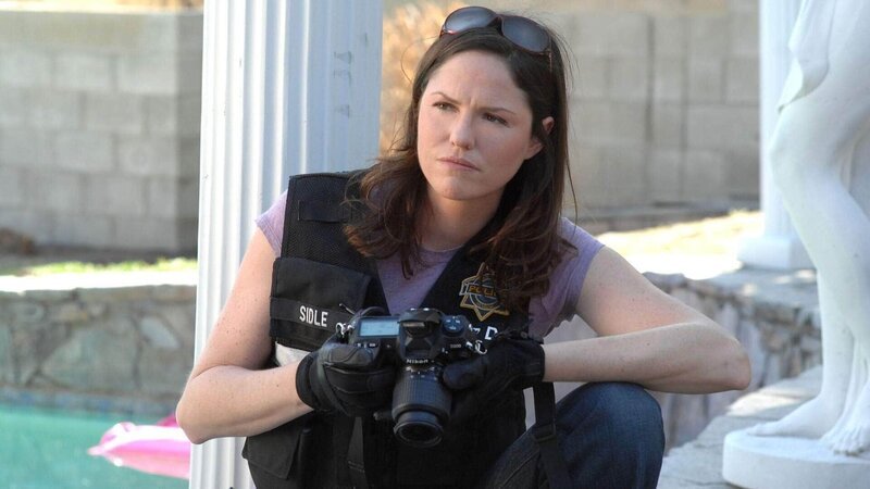 Sara (Jorja Fox) sucht auf der Sugar Kane Ranch, die von George „Binky“ Babinkian aus Aserbaidschan und seiner amerikanischen Frau Doris als eine Mischung aus Campingplatz, Familienrestaurant und Bordell betrieben wird, nach Spuren. Was ist hier genau passiert? – Bild: MG RTL D /​ CBS