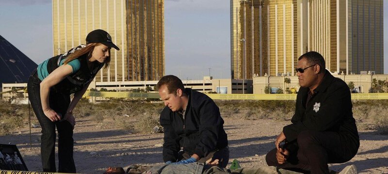 Auf einem leeren Grundstück hinter einem großen Hotel liegt eine männliche Leiche. Catherine (Marg Helgenberger, li.), Gerichtsmediziner David Phillips (David Berman, Mitte) und Dr. Raymond Langston (Laurence Fishburne) beginnen mit ihren Ermittlungen. – Bild: MG RTL D /​ CBS