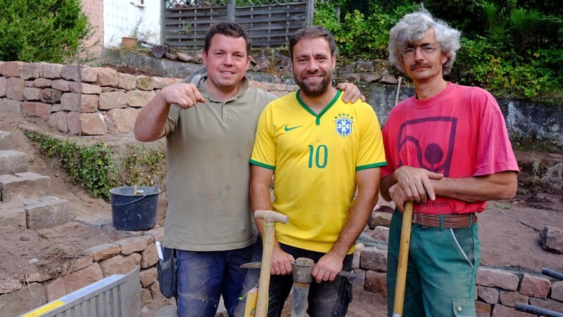 Kaiserslautern (v.l.): Baggerfahrer Henrik, Organisator Claus, Garten-Guru Ralf – Bild: VOX /​ Tokee Bros.