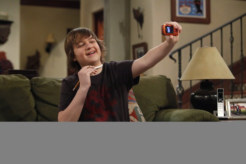 Ein Mädchen hat Jake (Angus T. Jones) eine Halskette geschenkt. Er schickt ihr ein Foto als Beweis, dass er den Schmuck auch wirklich trägt. – Bild: Warner Brothers Entertainment Inc.