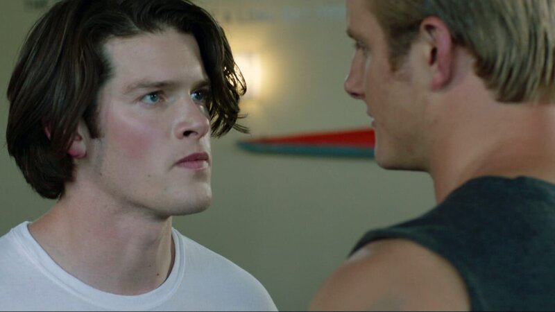 Zwischen John (Alex MacNicoll, li.) und Alex (Alexander Ludwig) gibt es Differenzen – Bild: RTL Zwei