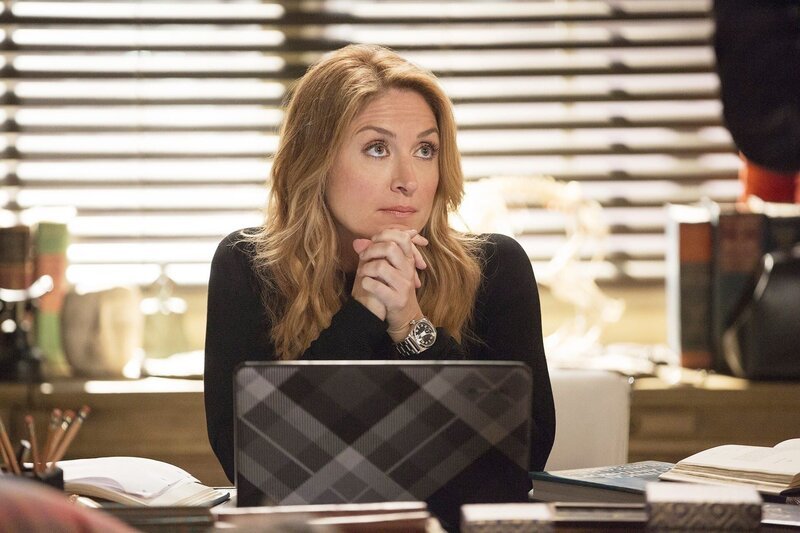 Dr. Maura Isles (Sasha Alexander) freundet sich mit einem Mann an, der jedoch psychisch erkrankt ist: Er hält sich selbst für einen Werwolf. – Bild: PLURIMEDIA (Warner)