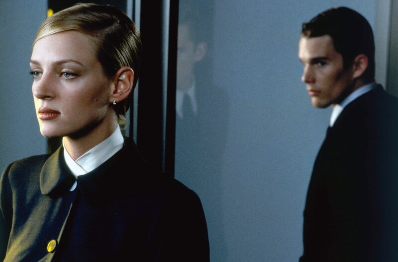 Gattaca – Bild: 1997 Columbia Pictures Industries, Inc./​All rights reserved /​ Vincent (Ethan Hawke) verliebt sich in seine Kollegin Irene (Uma Thurman).