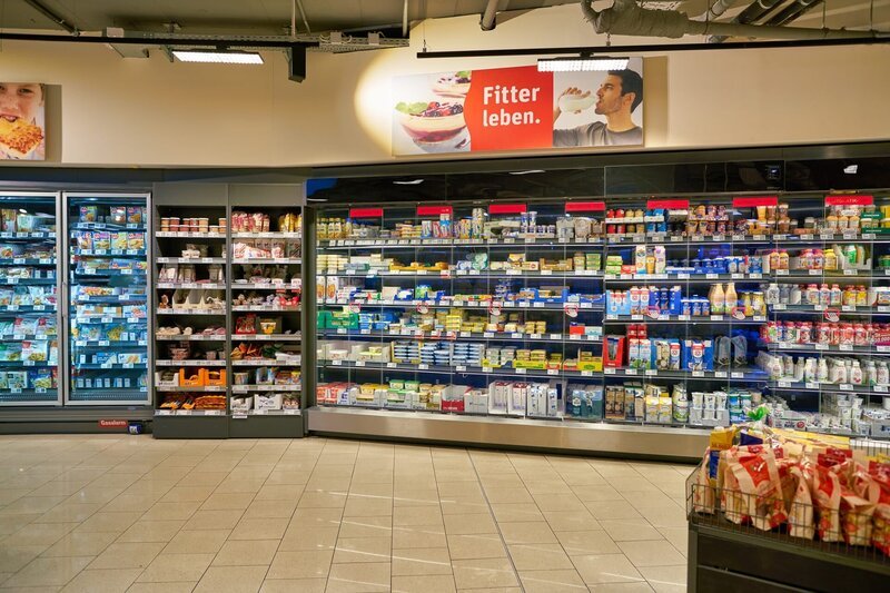 interior shot of REWE City supermarket in Berlin – Bild: Sorbis/​Shutterstock