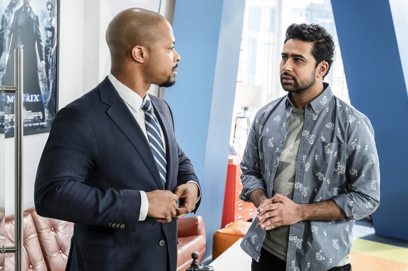 (v.li.): Cornelius Smith Jr. (Corey), Suraj Sharma (Rakesh). – Bild: ORF/​PRO7/​Warner/​CBS/​David Giesbrecht