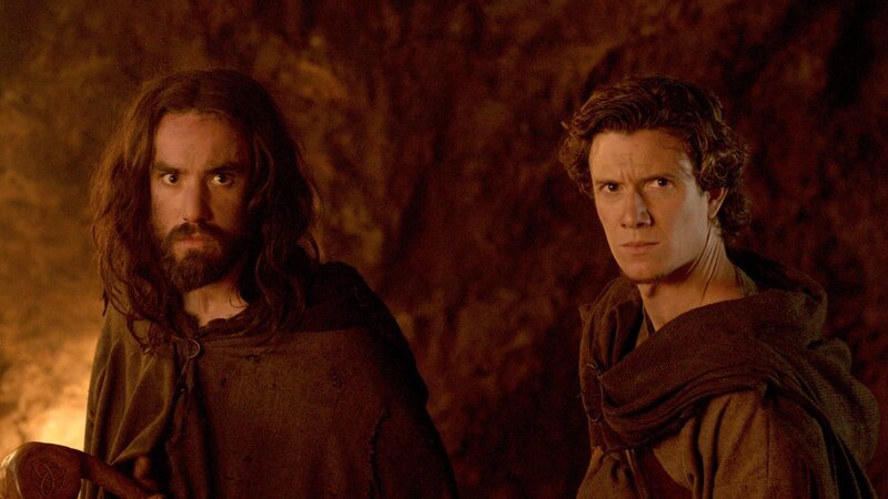 Der bösartige Druide Aberthol hat es sich zum Ziel gesetzt, die Kelten zu zerschlagen. Der verbannte Krieger Arthur (Kirk Barker,r.) und Merlin (Stefan Butler), ein magisch begabter Eremit, tun sich zusammen, um ihn zu stoppen. – Bild: Tiberius Film Der bösartige Druide Aberthol hat es sich zum Ziel gesetzt, die Kelten zu zerschlagen. Der verbannte Krieger Arthur (Kirk Barker,r.) und Merlin (Stefan Butler), ein magisch begabter Eremit, tun sich zusammen, um ihn zu stoppen. – Bild: Tiberius Film