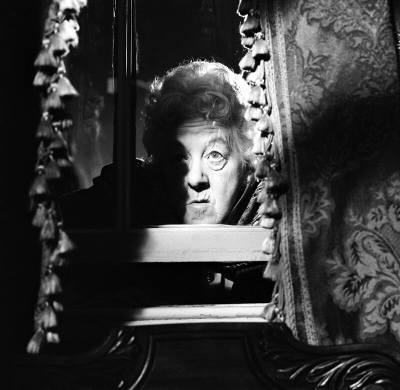 Ein neuer Fall für Miss Marple (Margaret Rutherford): Der schwerreiche Mr. Enderby bricht ausgerechnet vor ihr leblos zusammen. War es Mord? – Bild: PLURIMEDIA (Metro-Goldwyn-Mayer (MGM))