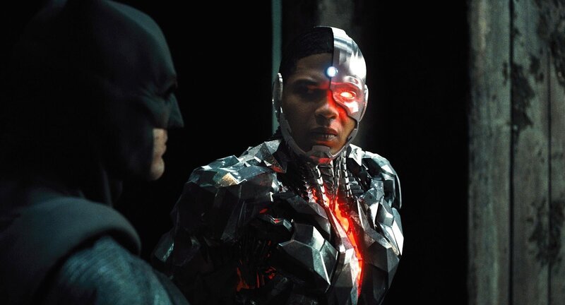 L – R: Batman (Ben Affleck), Cyborg (Ray Fisher) – Bild: PLURIMEDIA (Warner Bros. France / Warner Bros. Pictures / DC Comics) L – R: Batman (Ben Affleck), Cyborg (Ray Fisher) – Bild: PLURIMEDIA (Warner Bros. France / Warner Bros. Pictures / DC Comics)