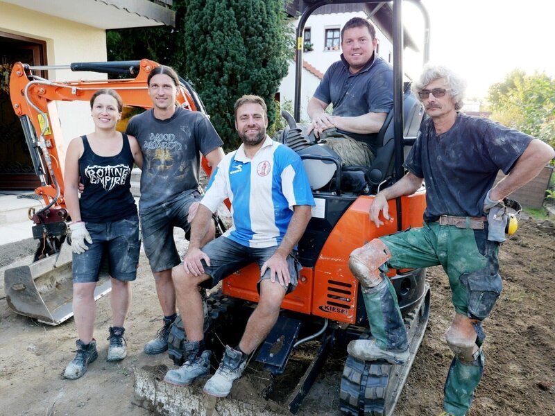V.l.: Denise, Andi, Claus, Henrik und Ralf – Bild: RTL /​ Tokee Bros. /​ Niederbayrischer Garten in Not