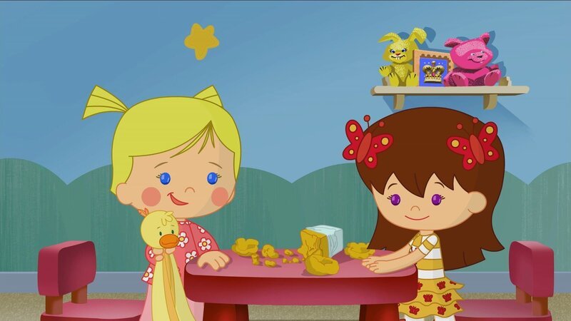 Zoé mit QuackQuack und Lili spielen hier mit Ton. Sie wollen Blumenvasen machen. – Bild: KiKA