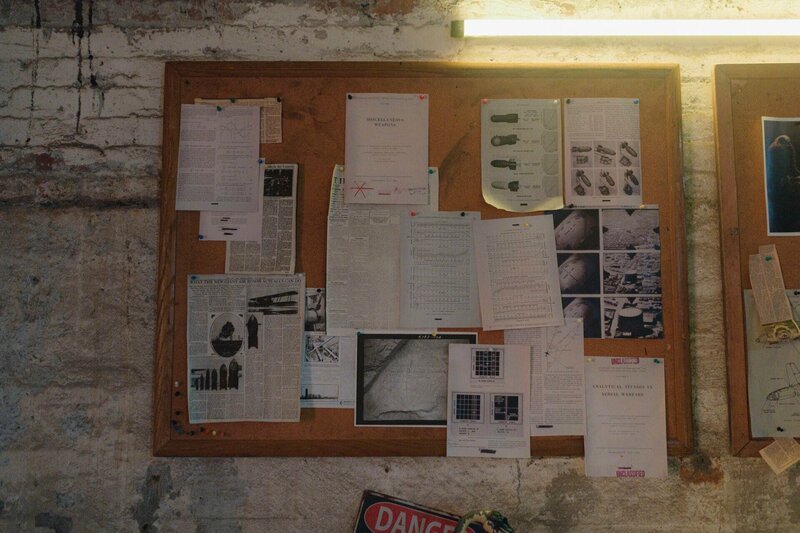 Tafel mit Beweisen. – Bild: CAROLINE TOMPKINS /​ boxae /​ © THE HISTORY CHANNEL /​ CAROLINE TOMPKINS