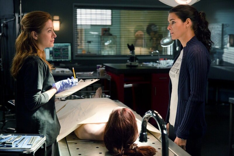 Bei der Obduktion entdeckt Dr. Maura Isles (Sasha Alexander, l.) eine tiefe Kratzwunde am Oberschenkel der Leiche von Erica Humphrey-Miller (Kate Turnbull) und zeigt es direkt Jane (Angie Harmon). – Bild: Turner /​ TM & (C)TURNER ENTERTAINMENT NETWORKS, INC. A TIME WARNER COMPANY. ALL RIGHTS RESERVED.
