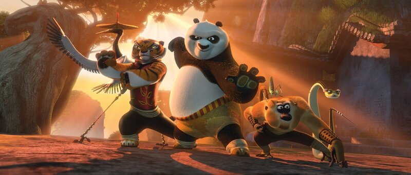 „Kung Fu Panda 2“, Panda Po steht vor der großen Bewährungsprobe als Drachenkönig. Auf Faulenzen und sein geliebtes Essen muss er wohl verzichten, denn jetzt heißt es: Action! Sein alter Meister Shifu erscheint ihm und erteilt Po einen schwierigen Auftrag. Der skrupellos fiese Pfau Lord Shen will ganz China unter seine Herrschaft bringen und die Kunst des Kung Fu für immer aus dem Land verbannen. Bevor Po mit den Drachenkriegern Monkey, Mantis, Viper, Tigress und Crane so richtig loslegt, muss er noch seine innere Mitte finden und sich seiner Vergangenheit stellen. – Bild: DreamWorks Animation LLC