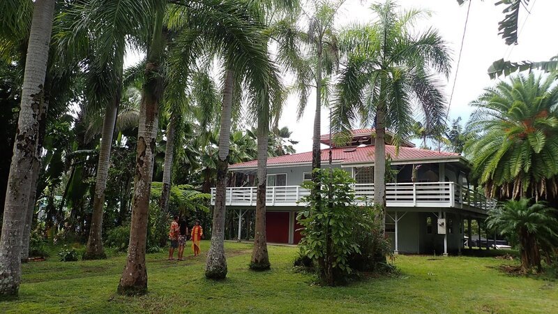 View of the Palm Breeze Exterior, shown to clients Damien and Michelle, in Hilo, Hawaii, as seen on HGTV’s Hawaii Life. – Bild: 2018, Scripps Networks, LLC. All Rights Reserved.