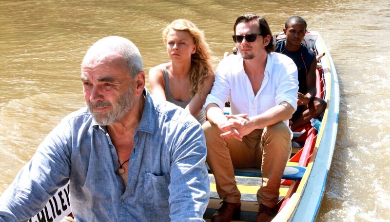 Karl (Walter Kreye) bringt Iris (Isabell Gerschke) und Robert (Felix Klare) mit seinem Boot in die Großstadt, damit sie gemeinsam zurück nach Berlin fliegen können. – Bild: port.hu