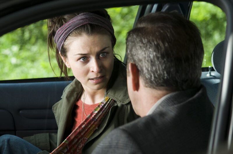 Thomas Craven (Mel Gibson) erhält Informationen von Melissa (Caterina Scorsone), einer Freundin seiner ermordeten Tochter. – Bild: port.hu