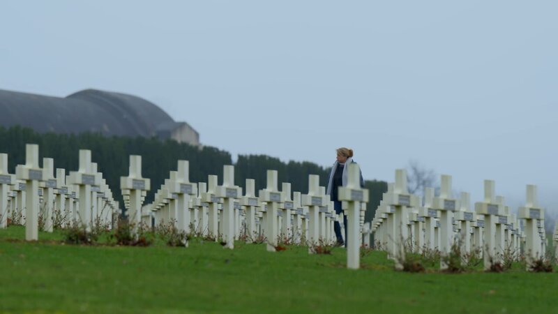 Alex Churchill besucht einen Friedhof aus dem Ersten Weltkrieg in Ostfrankreich (National Geographic). – Bild: National Geographic /​ Disney