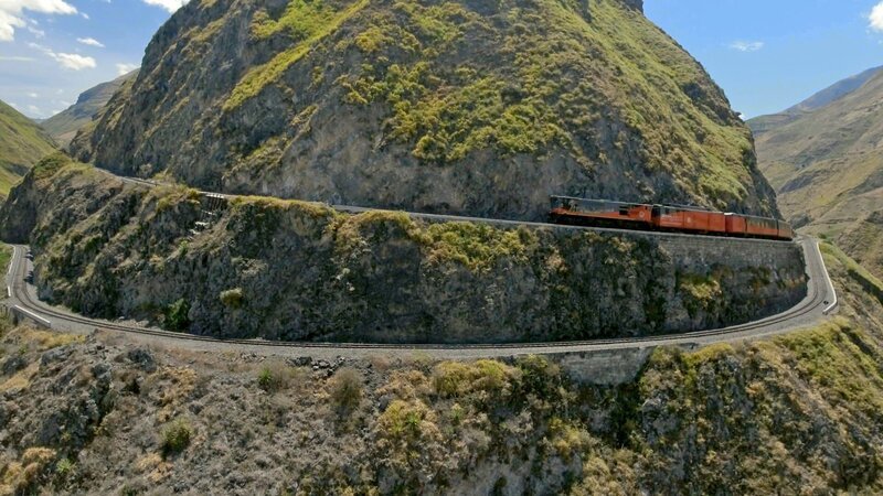 Die Strecke des Tren Crucero ist für ihre Serpentinen und starken Steigungen bekannt. – Bild: N24 Doku