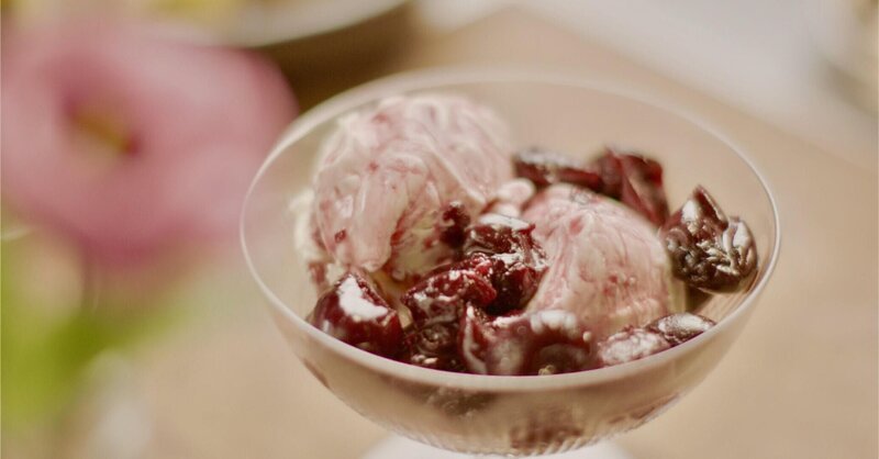 Kirsch-Käsekuchen-Eiscreme. – Bild: RTL /​ © BBC MMXX