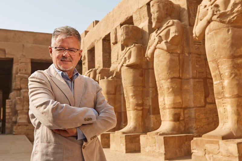 Moderator Christopher Clark war auch selbst an den Orten, an denen große Religionen entstanden sind – wie hier im ägyptischen Karnak, einem Heiligtum des Amun-Re. – Bild: ZDF und Sebastian Richter./​Sebastian Richter