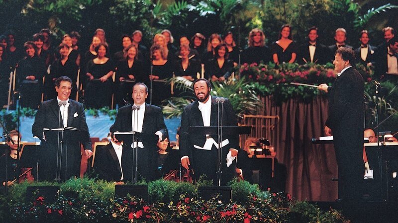 L-R: Placido Domingo, José Carreras and Luciano Pavarotti at Dodgers Stadium in Los Angeles, with conductor Zubin Meht – Bild: Decca/​Decca/​**PR: This photo is a PR handout. You may use it in conjunction with any story where a PR photo is editorially and ethically appropriate. In all instances, the photo must be credited properly. **/​Decca