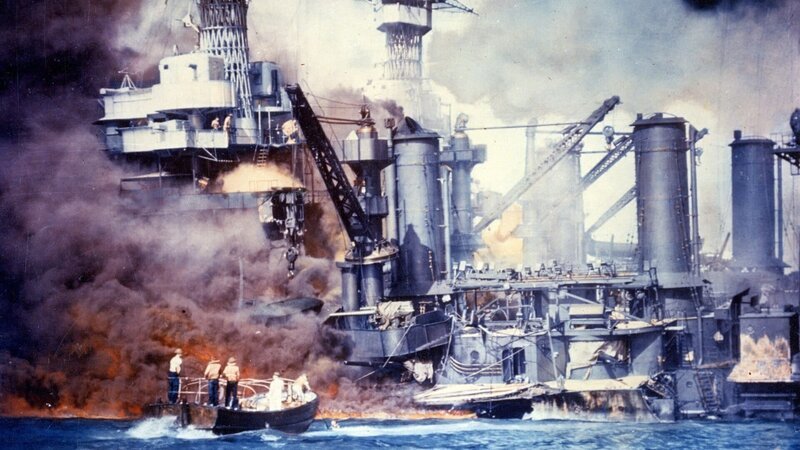 Ein Motorboot mit Matrosen kurz nach dem japanischen Luftangriff 1941 auf Pearl Harbor – vor der sinkenden „USS West Virginia“ im Hafen. – Bild: ZDF und NHHC./​NHHC