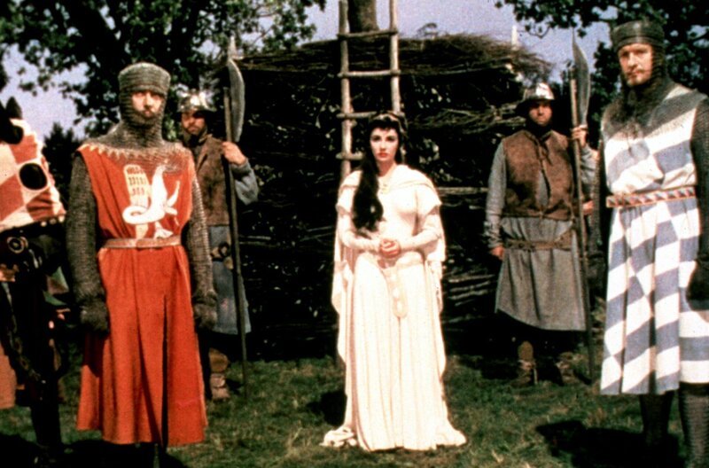 Das entscheidende Turnier: Ivanhoe (Robert Taylor, li.) gegen Brian de Bois-Guilbert (George Sanders, re.). Rebecca (Elizabeth Taylor, Mi.) wurde als Hexe angeklagt. – Bild: Warner Bros. International Television / Das entscheidende Turnier: Ivanhoe (Robert Taylor, li.) gegen Brian de Bois-Guilbert (George Sanders, re.). Rebecca (Elizabeth Taylor, Mi.) wurde als Hexe angeklagt. Das entscheidende Turnier: Ivanhoe (Robert Taylor, li.) gegen Brian de Bois-Guilbert (George Sanders, re.). Rebecca (Elizabeth Taylor, Mi.) wurde als Hexe angeklagt. – Bild: Warner Bros. International Television / Das entscheidende Turnier: Ivanhoe (Robert Taylor, li.) gegen Brian de Bois-Guilbert (George Sanders, re.). Rebecca (Elizabeth Taylor, Mi.) wurde als Hexe angeklagt.