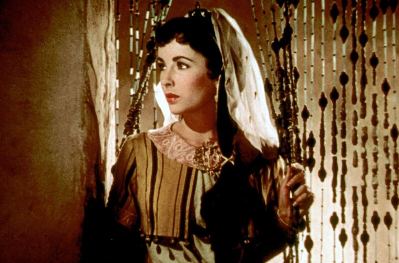 Ivanhoe, der schwarze Ritter – Bild: Warner Bros. International Television /​ Isaacs Tochter Rebecca (Elizabeth Taylor) hat sich auf den ersten Blick in Ritter Ivanhoe verliebt.
