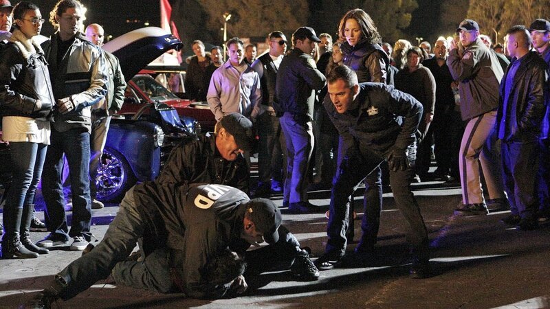 Bei einem Straßenrennen, das Nick (George Eads, re.) und Sara (Jorja Fox, re.hi.) im Rahmen ihrer Ermittlungen im Todesfall eines Studenten aufsuchen, kommt es zu einem Zwischenfall … – Bild: MG RTL D /​ CBS