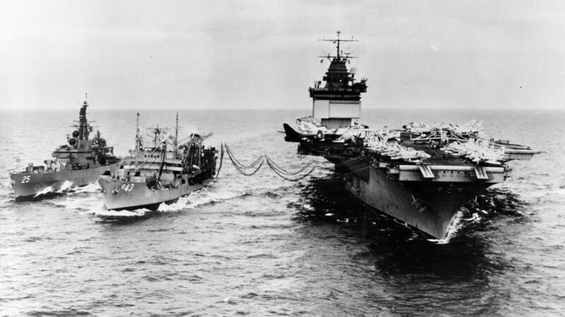 Das Versorgungsschiff „USS Tappahannock“ (M.) betankt den nuklear betriebenen Flugzeugträger „USS Enterprise“ (r.) mit Treibstoff für die Trägerflugzeuge. – Bild: ZDF und US Navy 1969./​US Navy 1969