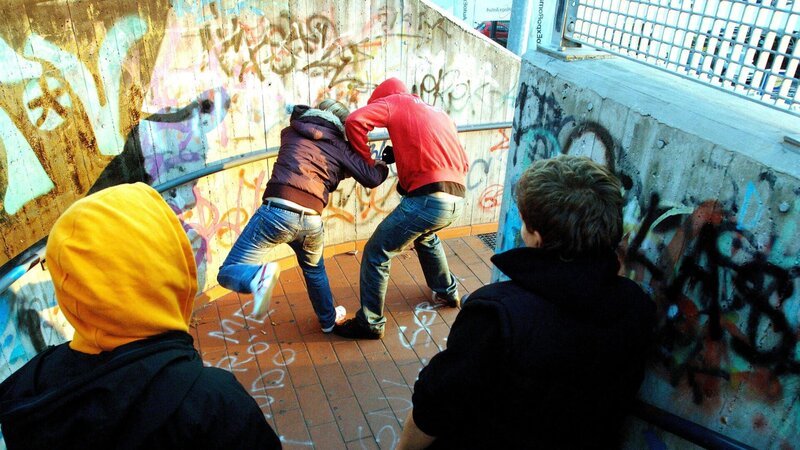 Wenn die Täterinnen und Täter unter 20 Jahre alt sind, ist das Medienecho besonders groß. – Bild: ZDF und alamy / agenzia sintesi./alamy / agenzia sintesi Wenn die Täterinnen und Täter unter 20 Jahre alt sind, ist das Medienecho besonders groß. – Bild: ZDF und alamy / agenzia sintesi./alamy / agenzia sintesi
